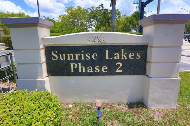 Foto del edificio - 8225 Sunrise Lakes Blvd