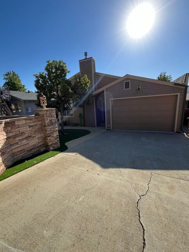 Building Photo - MOVE IN READY!! 3 BEDROOM 2 BATH HOME AVAILABLE 10/05/2025