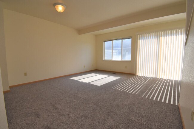 Foto del edificio - Townhouse-style End unit 3BD, 1.5 BA with attached garage