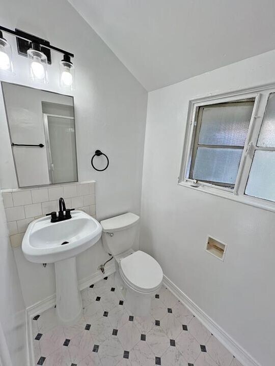 Foto del edificio - 1221 N Sweetzer Ave