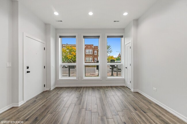 Building Photo - 2801 W Warren Blvd