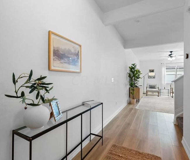 Foto del edificio - 6151 Albany Crest Ave
