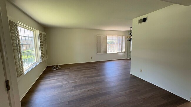 Building Photo - Bright & Spacious 3 Bedroom Single Family ...