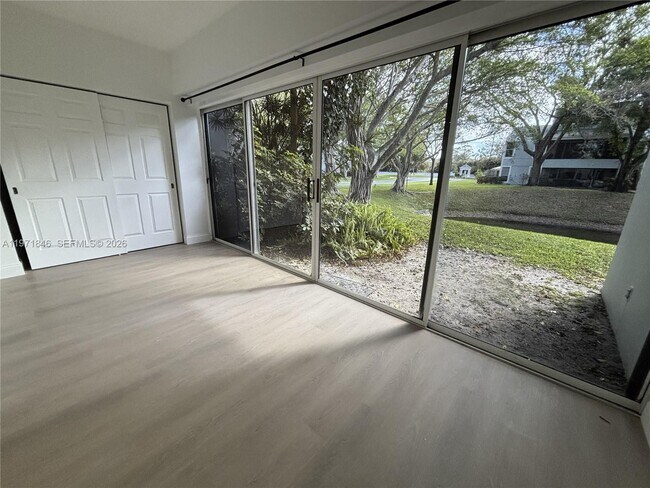 Foto del edificio - 6245 Old Court Rd