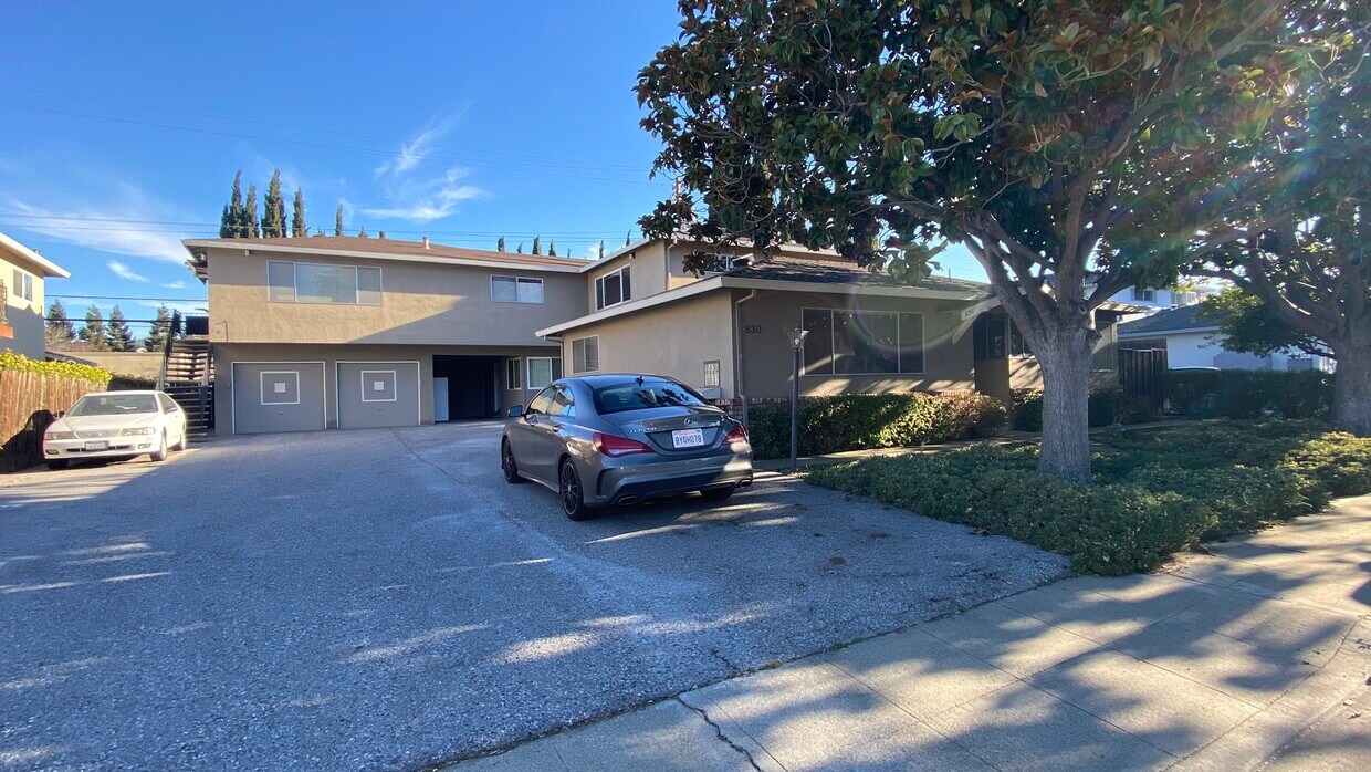 4 Unit Aparmtent with private garage - 830 Williams Way
