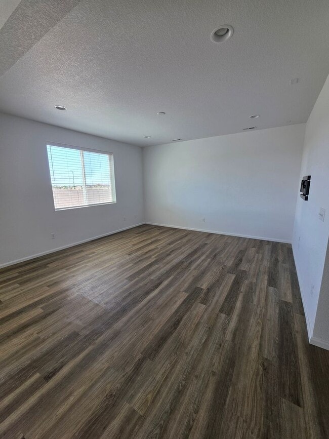 Building Photo - ALL PROSPECTIVE TENANTS MUST SUBMIT A $58 NON-REFUNDABLE APPLICATION FEE PER APPLICANT ONLINE AND...
