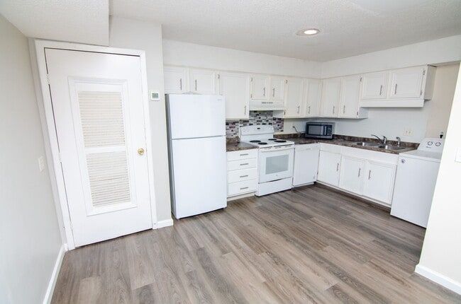 Building Photo - Updated condo in convenient location