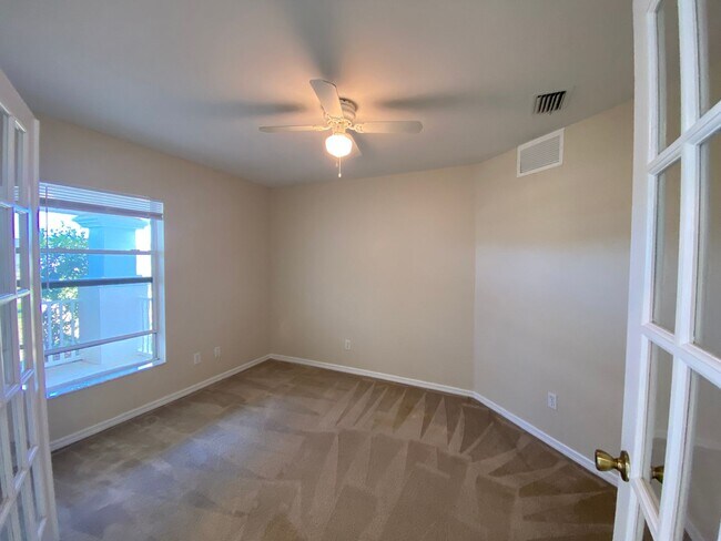 Foto del edificio - PRICE REDUCTION: Spacious and Charming 3 B...