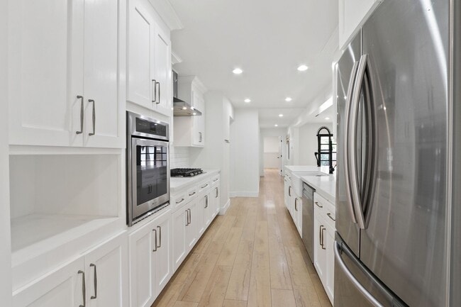 Foto del edificio - 3 bed 2 bath remodeled home features rustic charm blended with contemporary elegance