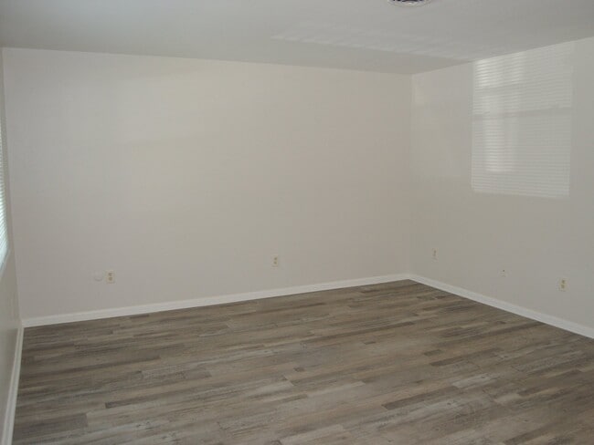 Building Photo - 1623 Williamsburg Ln E
