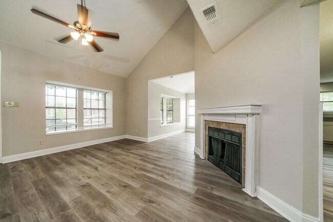 Foto del edificio - 8801 Pine Forest Dr