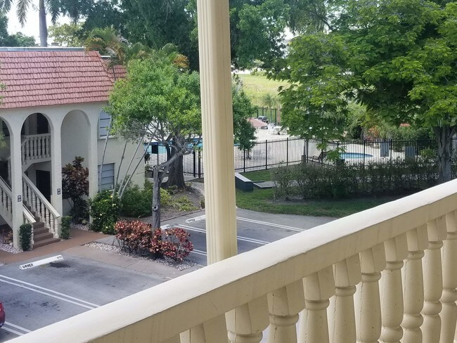 Foto del edificio - 128 S Cypress Rd