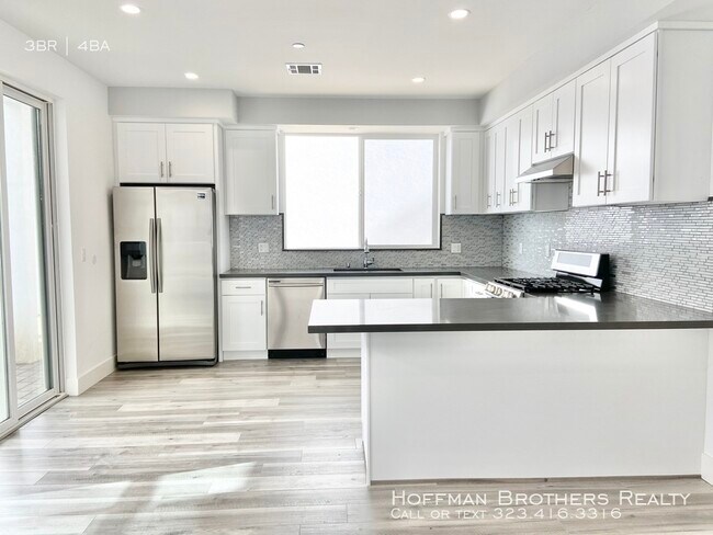 Foto del edificio - 21925 De La Osa St Woodland Hills CA 91364