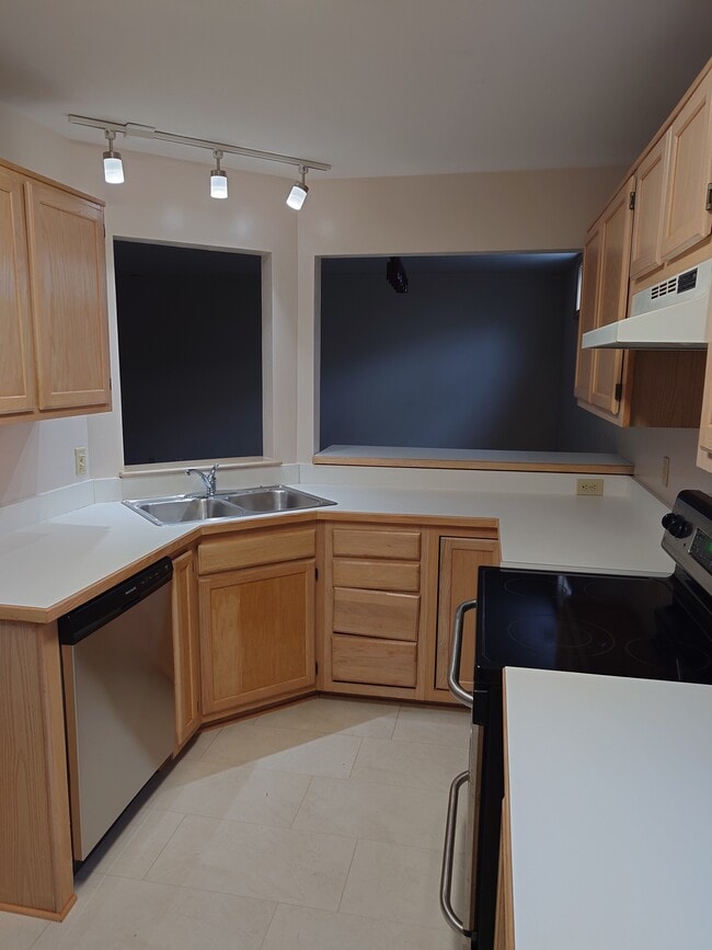 Building Photo - 2304 Merry Oaks Ct