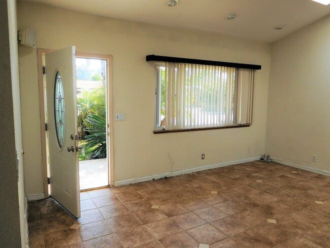 Building Photo - Updated 3 Bedroom, 3 Bathroom Garden House...