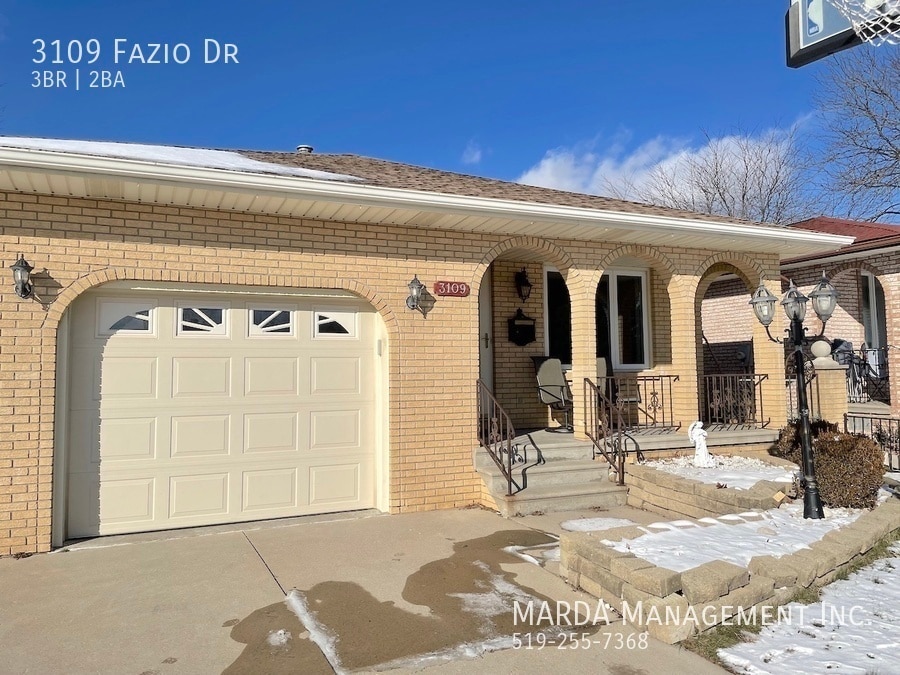 Primary Photo - SPACIOUS 3 BED 2 BATH HOME IN GREAT SOUTH WINDSOR + UTILITIES!