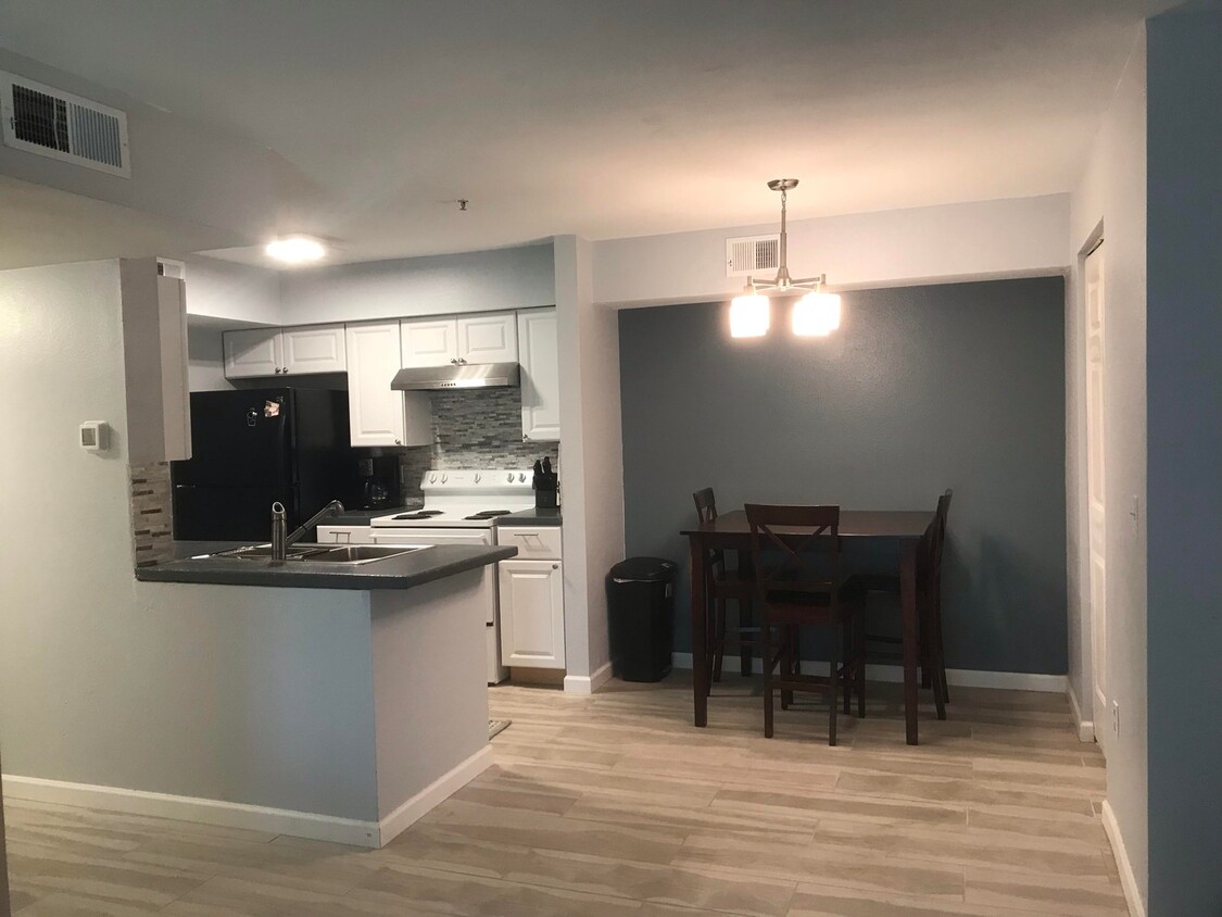 Foto principal - Recently Remodeled 2B/2B Unfurnished Condo...