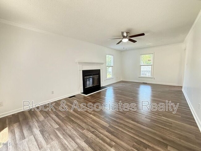 Foto del edificio - 401 Holly Berry Ln