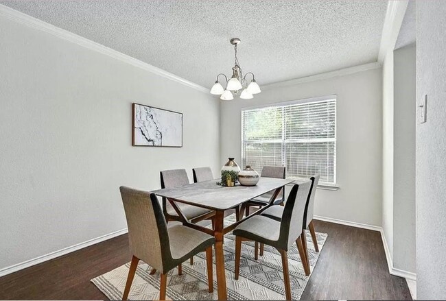 Building Photo - 2008 Heather Dr