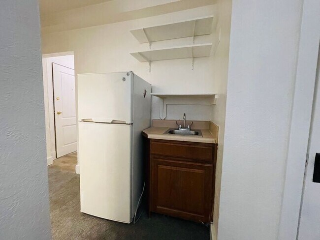 Building Photo - 604 W Maple Ave