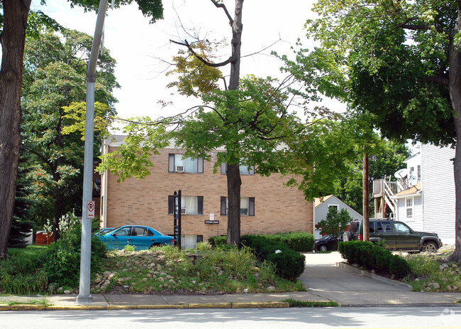 Building Photo - Carriage House