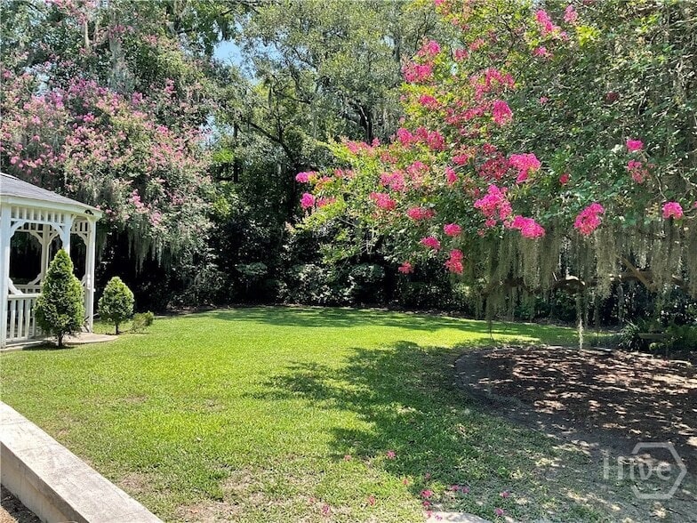 Building Photo - 920 E Victory Dr