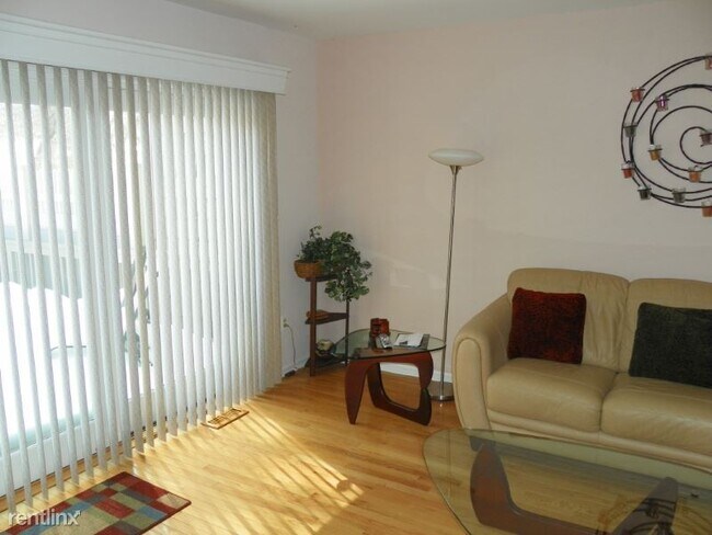 Foto del edificio - 2 br, 2.5 bath Townhome - 135 LP DANBURY CT