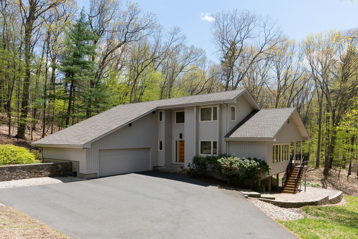 Primary Photo - 3 Bedroom Contemporary on Private Lot, 1 &...
