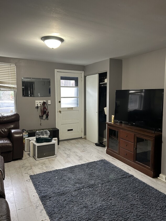 Foto principal - 127 E Vine St