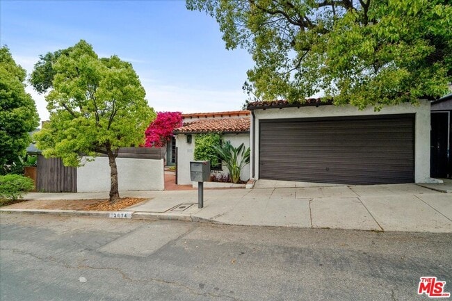 Building Photo - 3074 Lake Hollywood Dr
