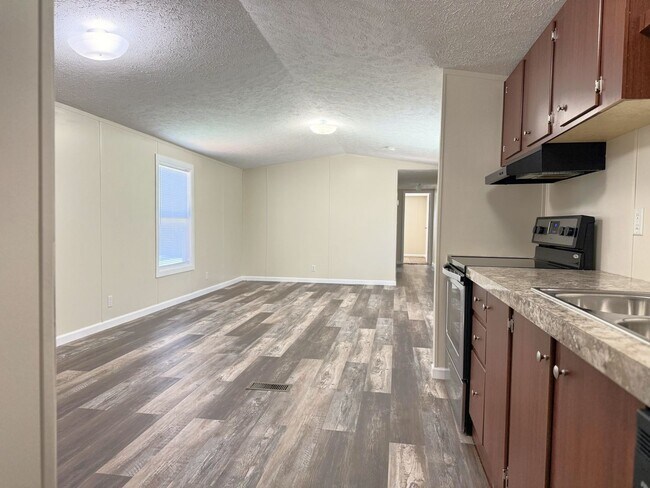 Building Photo - Louisville 37777 - 3 bedroom, 2 bath home ...