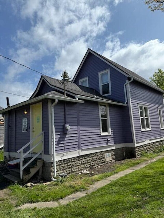 Foto del edificio - 4-Bedroom House in Lettered Streets Neighborhood Available in May!