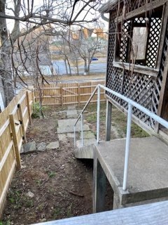 Building Photo - 204 W Meadow St