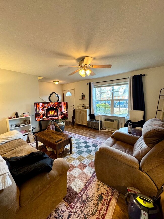 Building Photo - One Bedroom Apartment for Rent