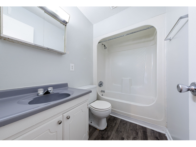 Foto del edificio - Spacious 2 Bedroom Apartment | Lease Now F...