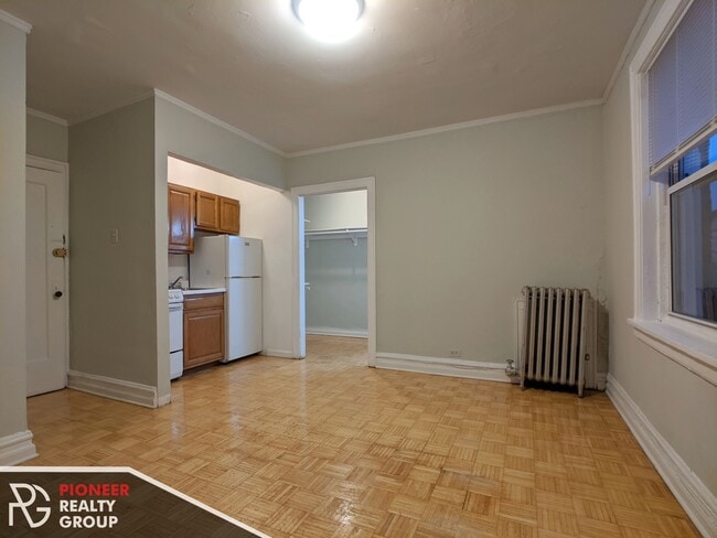 Building Photo - 711 W Belmont Ave