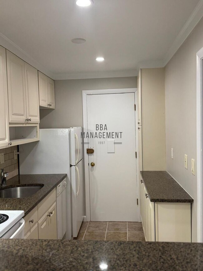Building Photo - Nice Allston 2BR Listing!!