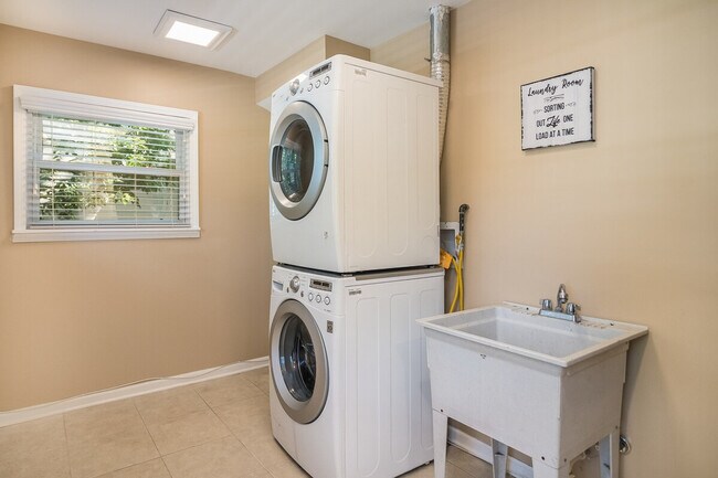 Foto del edificio - 16 W Edward St