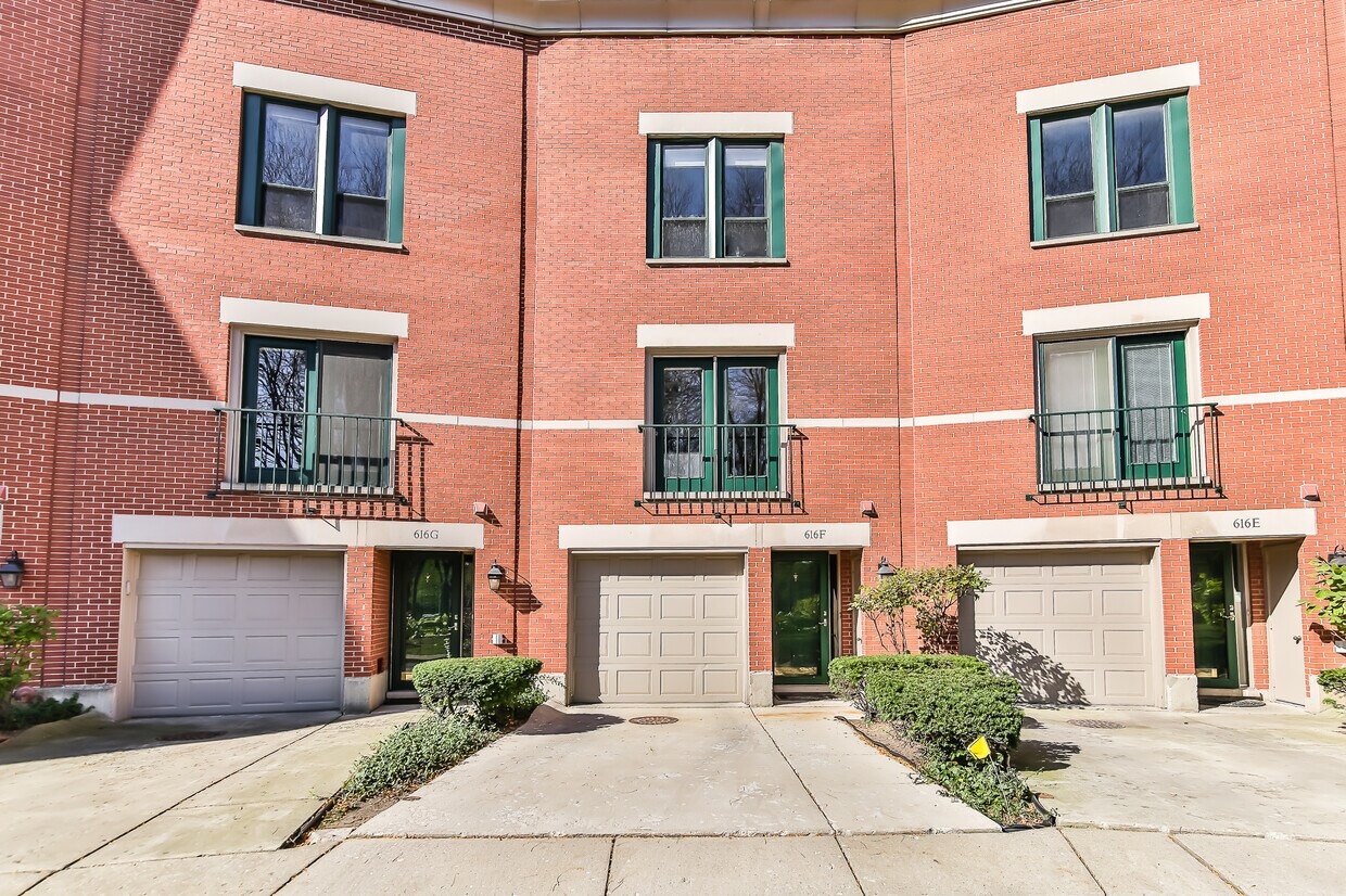 616 S Laflin St, Chicago, IL 60607 - Townhome Rentals in Chicago IL