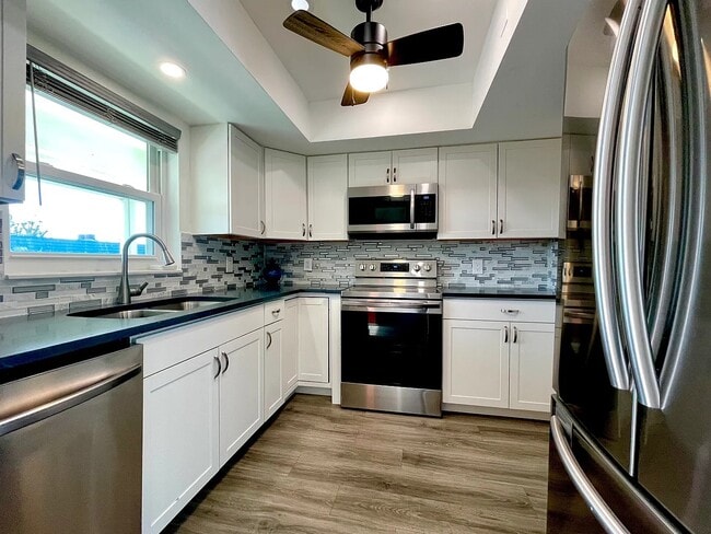 Building Photo - 200 Valley Stream Dr