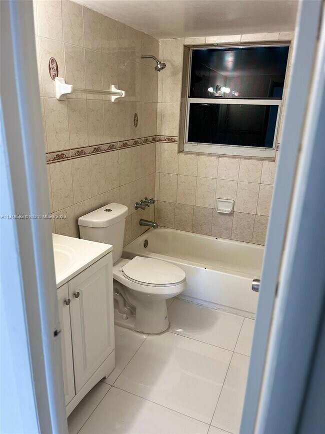 Foto del edificio - 1725 W 60th St