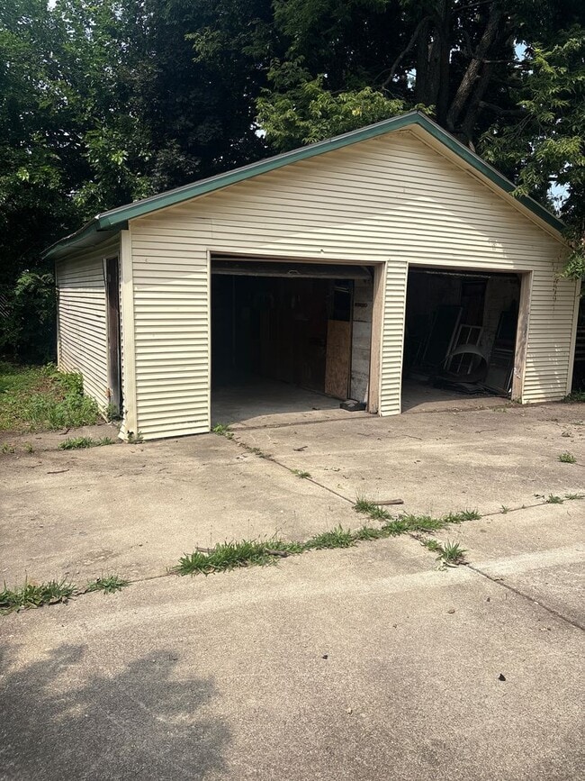 Building Photo - SPACIOUS 4 BEDROOM HOME READY TO WELCOME YOU