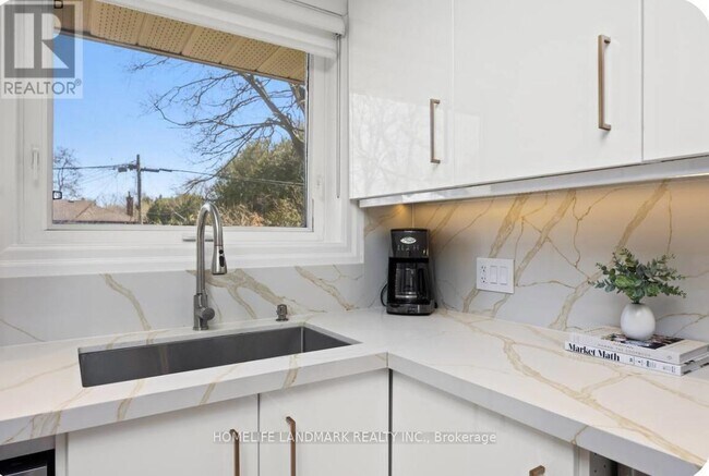 Photo du bâtiment - 1739 Mt Albert Rd