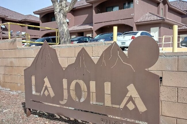 La Jolla Entrance - 810 Indian Head Dr