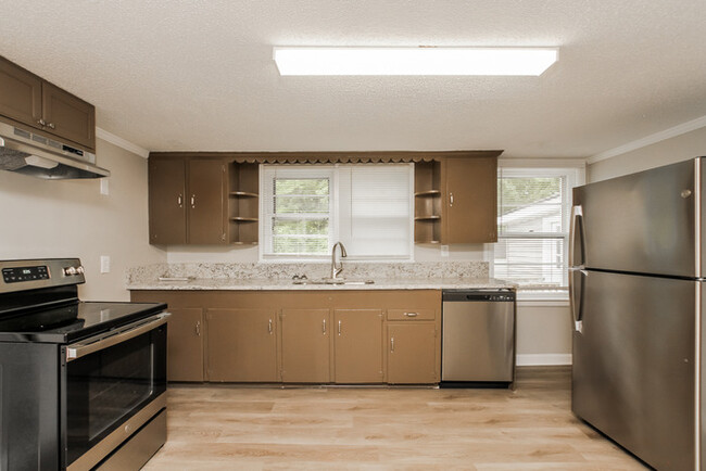 Building Photo - Amazing 3 Bedroom Home