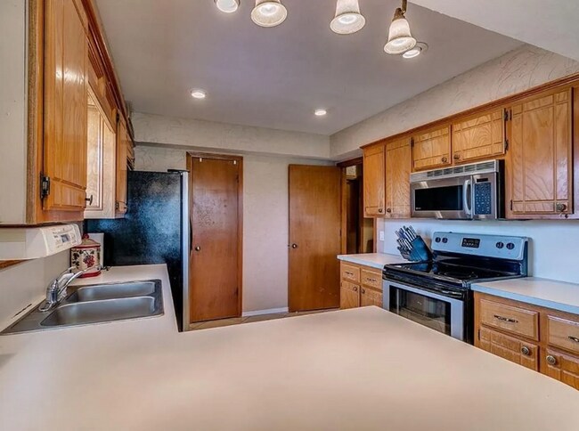 Foto del edificio - Charming 3-Bedroom Home — Spacious Corner Lot in Del City!