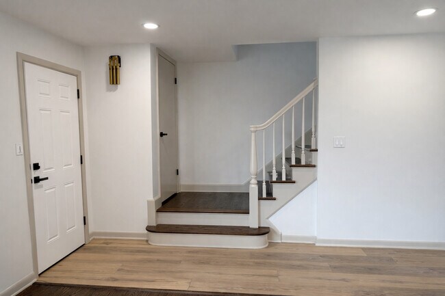 Building Photo - 933 College Ave