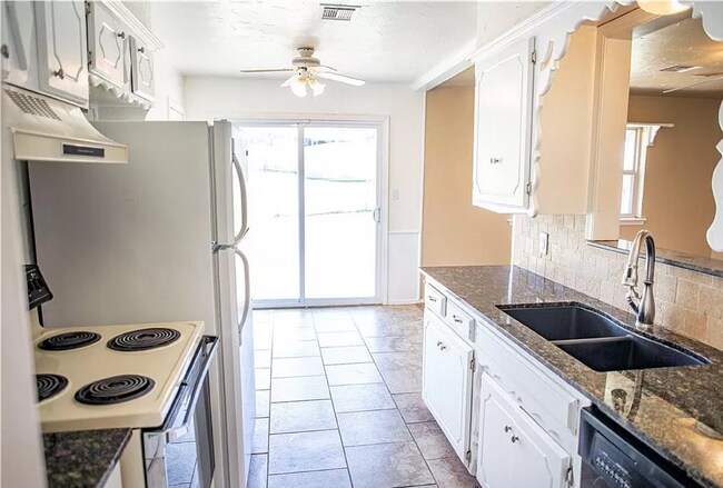 Building Photo - Charming 3-Bedroom / 2-Bathroom Home Next to Ray Trent Park!