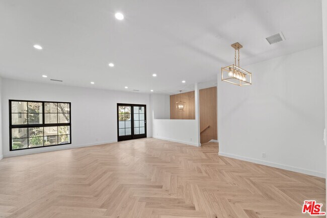 Building Photo - 162 N Almont Dr