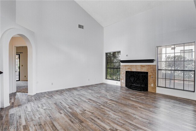 Foto del edificio - 4921 Fiesta Lakes St